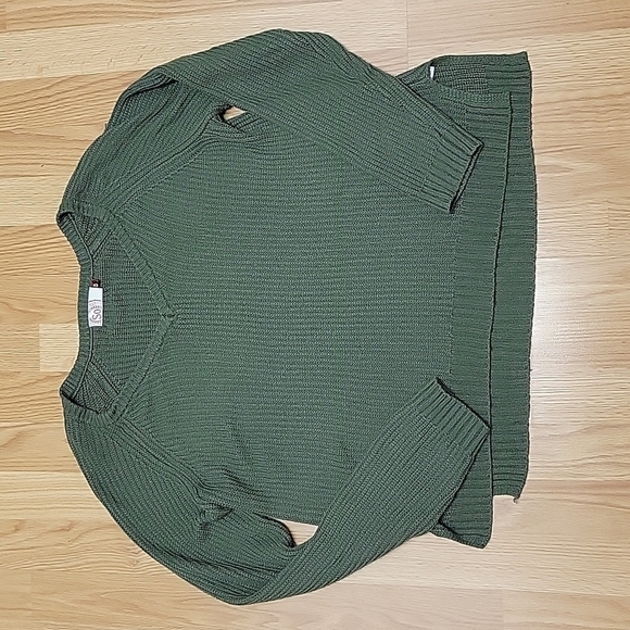 So Brand: Junior's Olive Green Long Sleeve Knit V-Neck Sweater size XL - Picture 1 of 6
